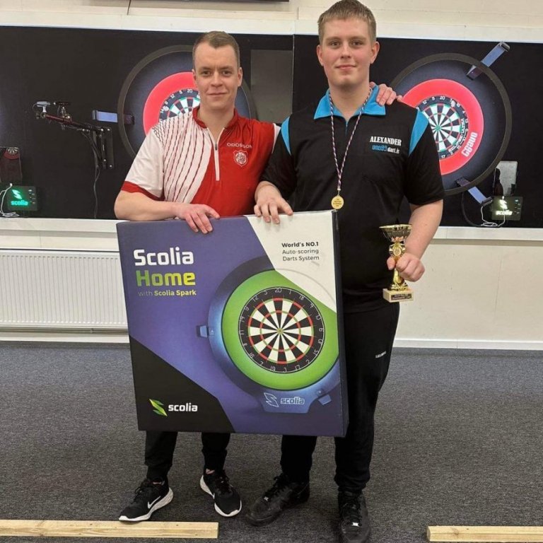 Davíð Örn Oddsson, formaður píludeildar Þórs, ásamt sigurvegaranum í einmenningi, Alexander Veigari Þorvaldssyni, sem hlaut meðal annars Scolia Home-sett að launum fyrir sigurinn.