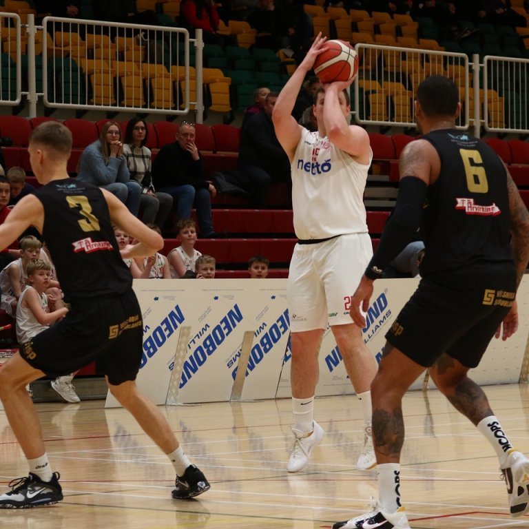 baldur-orn-med-thrist-pjo_0174