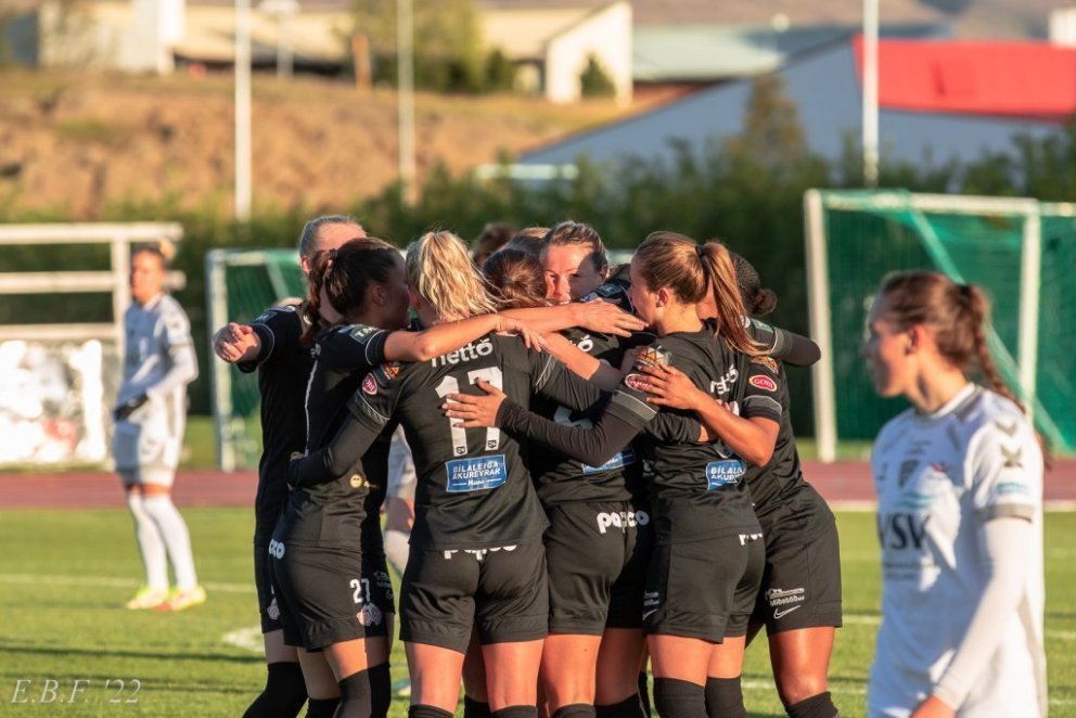 Stelpurnar fagna einu marka sinna í gær. Mynd: Egill Bjarni