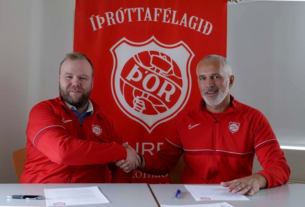 Stevche (t.h) þegar hann og Árni Jóhannesson, formaður handknattleiksdeildar skrifuðu undir 3 ára sa…