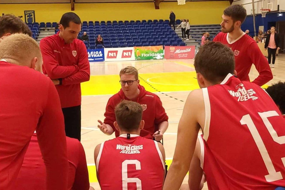 Óskar Þór Þorsteinsson, þjálfri Þórs, leggur mönnum línurnr í einu leikhléinu.