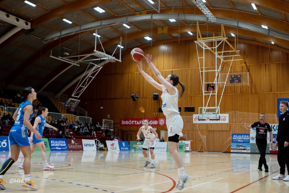 Hrefna Ottósdóttir með þriggja stiga skot í leik Þórs og Fjölnis á Akureyri í desember. Mynd: Helgi …