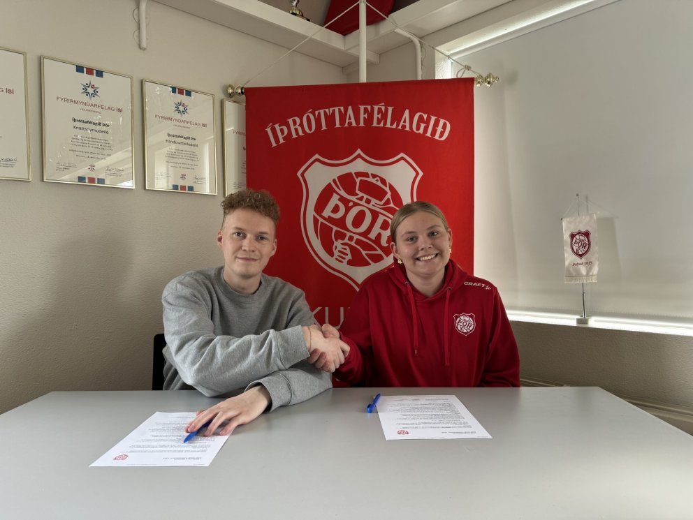 Danni og Valborg með samninga sína