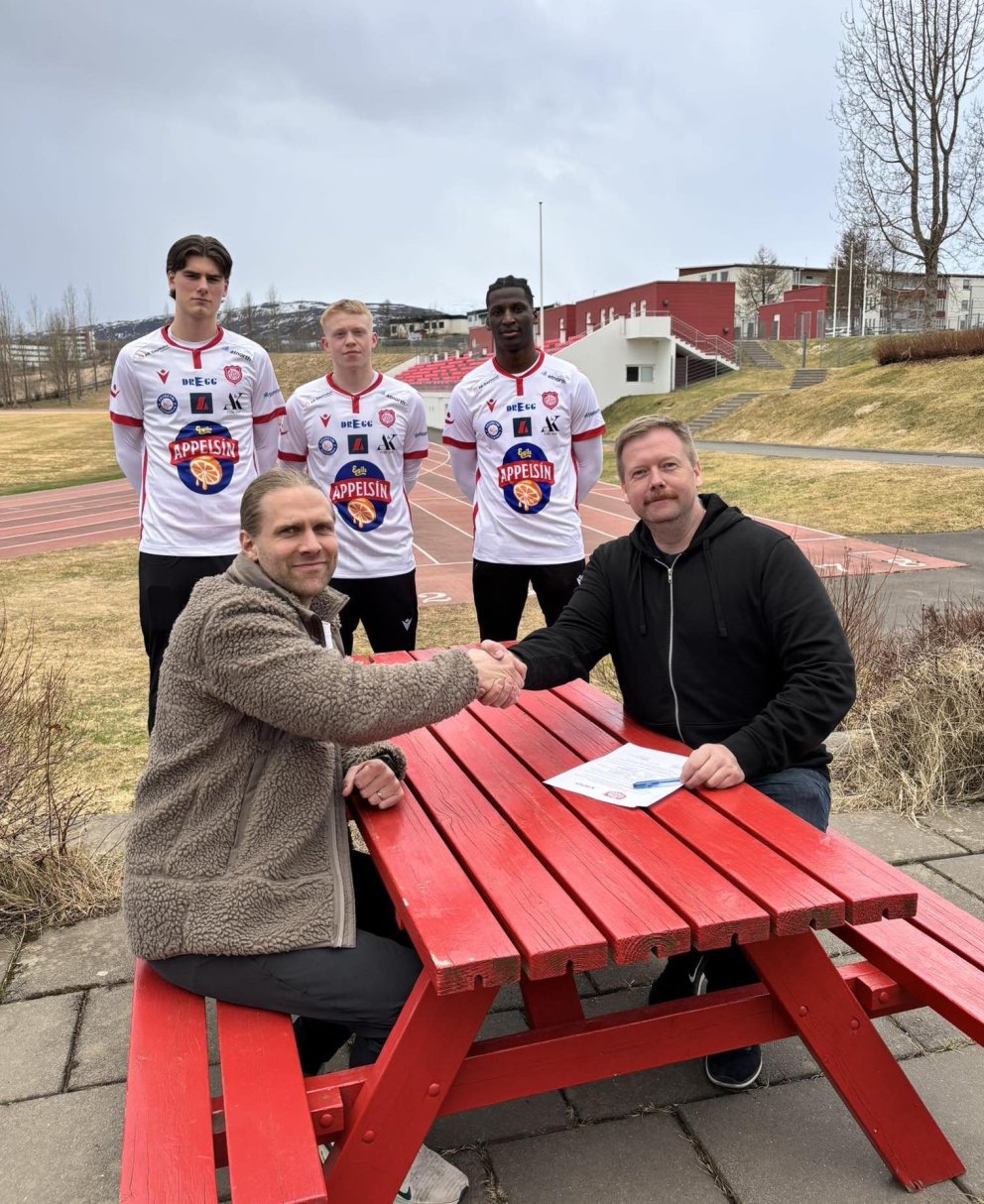 Sveinn Elías og Hafsteinn handsala samninginn,
Á bak við þá eru Pétur Orri Arnarson, Nökkvi Hjörvar…