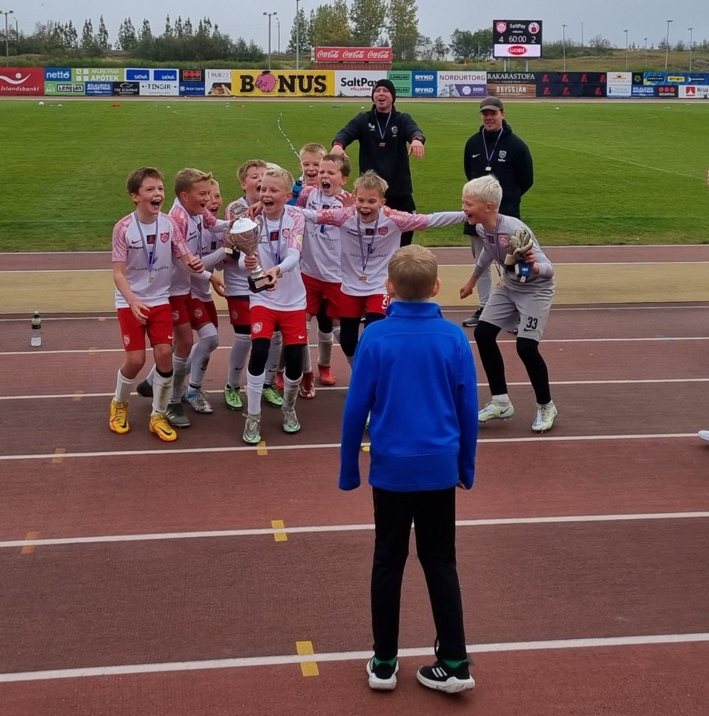 Titlinum var fagnað vel í leikslok. Til hamingju strákar!