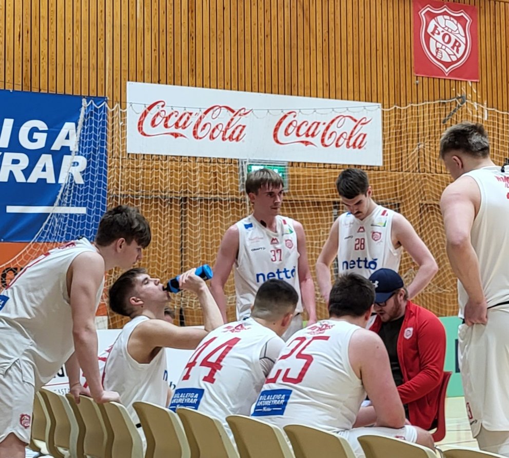 Óskar Þór Þorsteinsson, þjálfari Þórs, fer yfir málin í einu leikhléinu.