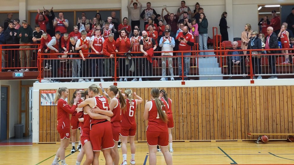 Gríðarlegur fögnuður braust út hjá Þórsliðinu og öflugri stuðningssveit þegar leiknum lauk og sæti í…
