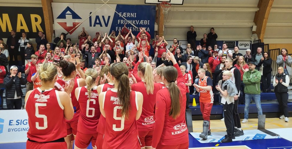 Rauði hluti stúkunnar var stórkostlegur í leiknum í gær. Hér þakka stelpurnar fyrir stuðninginn í gæ…