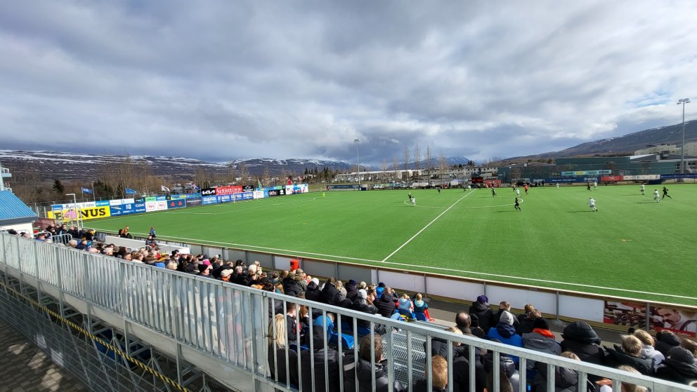 Bjart, en svalt, fjölmennt og frábær stuðningur, en niðurstaðan vonbrigði. Myndir: HarIngo