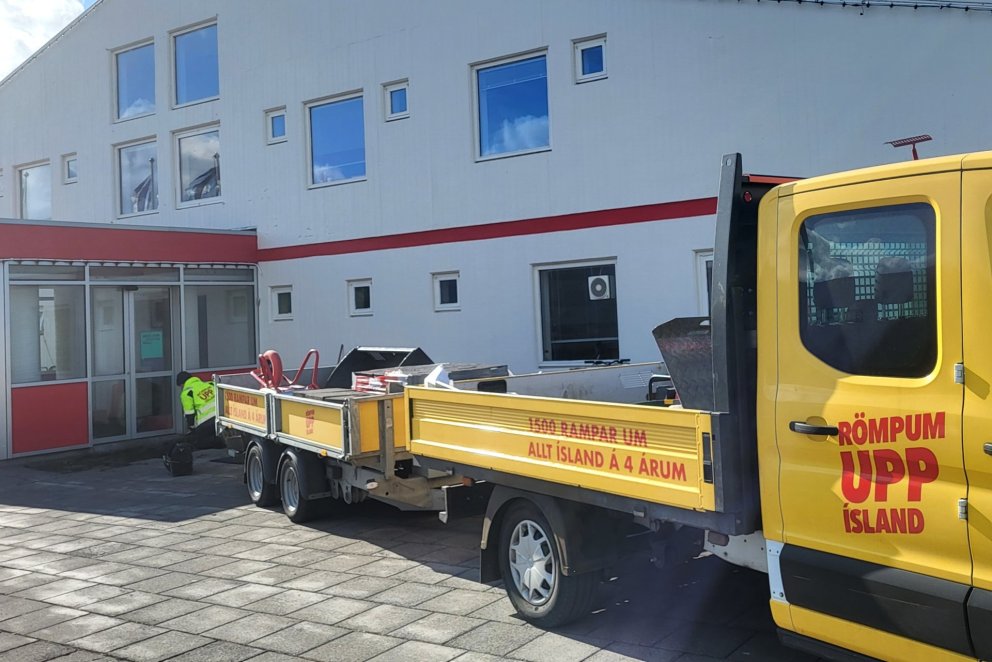 Vinna hafin við að rampa upp Hamar.