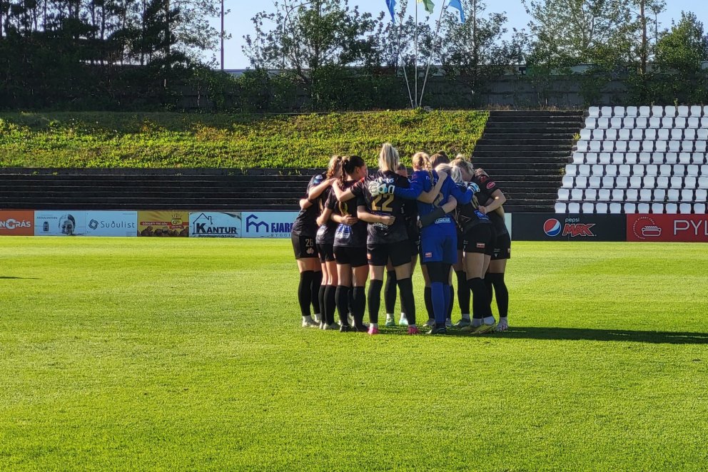 Stelpurnar þjappa sér saman fyrir leik í Kaplakrika í gær.