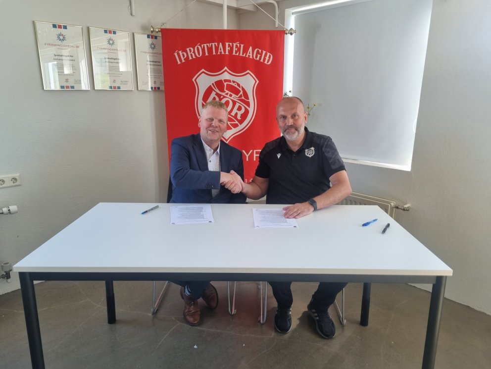 Arnar Páll (t.v) og Reimar handsala samninginn