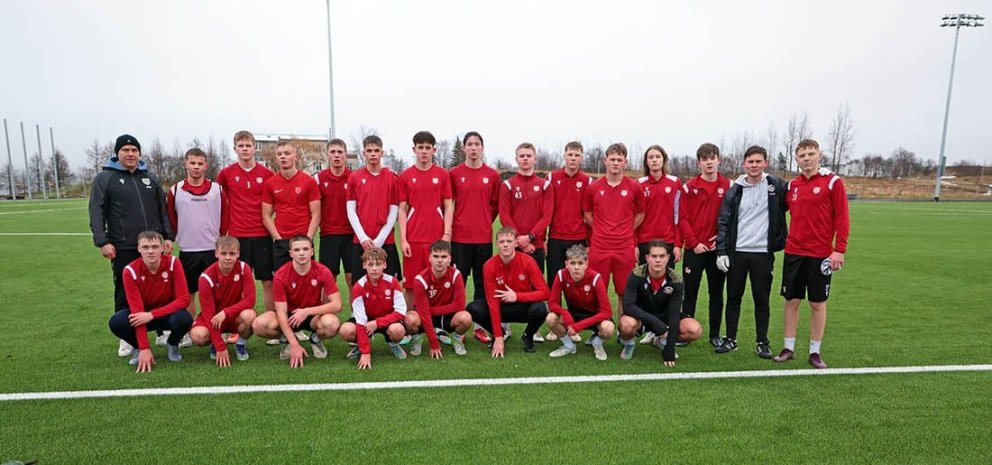 Íslandsmeistararnir í 2.flokki karla vígðu nýuppgerðan gervigrasvöll á Ásnum.
Mynd - Skapti Hallgrí…