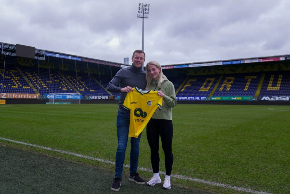 María Catharina Ólafsdóttir Gros ásamt þjálfara Fortuna Sittard. Aðsend mynd.