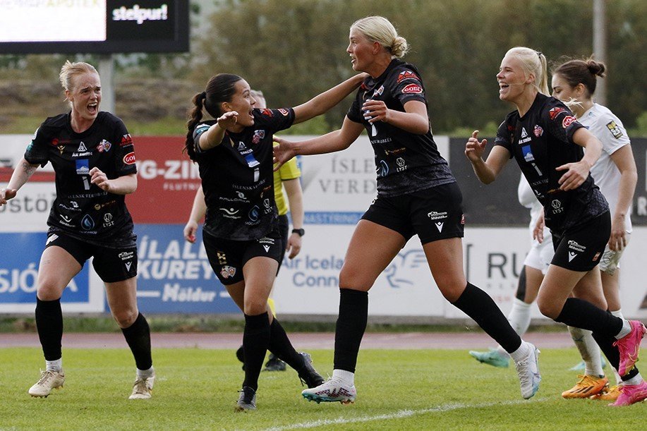 Innilegur fögnuður eftir jöfnunarmarkið. Agnes Birta Stefánsdóttir, Kimberley Dóra Hjálmarsdóttir, I…