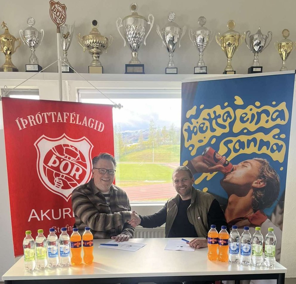Samningurinn undirritaður í Hamri í dag.
Haukur Ægir Ragnarsson fh. Ölgerðarinnar og Sveinn Elías J…