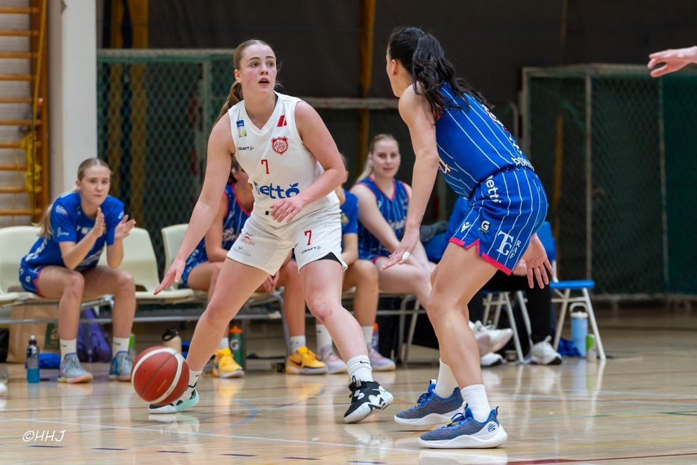 Eva Wium Elíasdóttir sækir að Danielle Rodriguez, sem er ein af bestu leikmönnum deildarinnar, í lei…