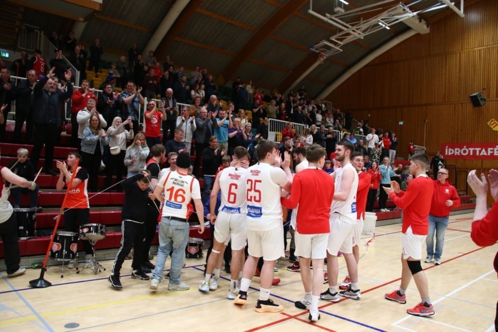 Leikmenn og stuðningsfólk fögnuðu vel í leikslok. Mynd: Páll Jóhannesson.