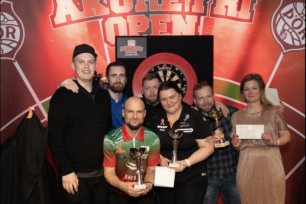 Verðlaunahafarnir fyrir miðri mynd með bikarana: Dilyan Kolev, sigurvegari í karlaflokki, Brynja Her…