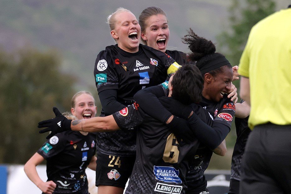 Markagleði þegar ísinn var brotinn með marki Dominique Randle. Mynd: Skapti Hallgrímsson - Akureyri.…