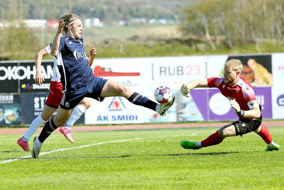 Aron Birkir Stefánsson bjargar frábærlega í góðu færi Keflvíkinga. Mynd: Þórir Tryggva