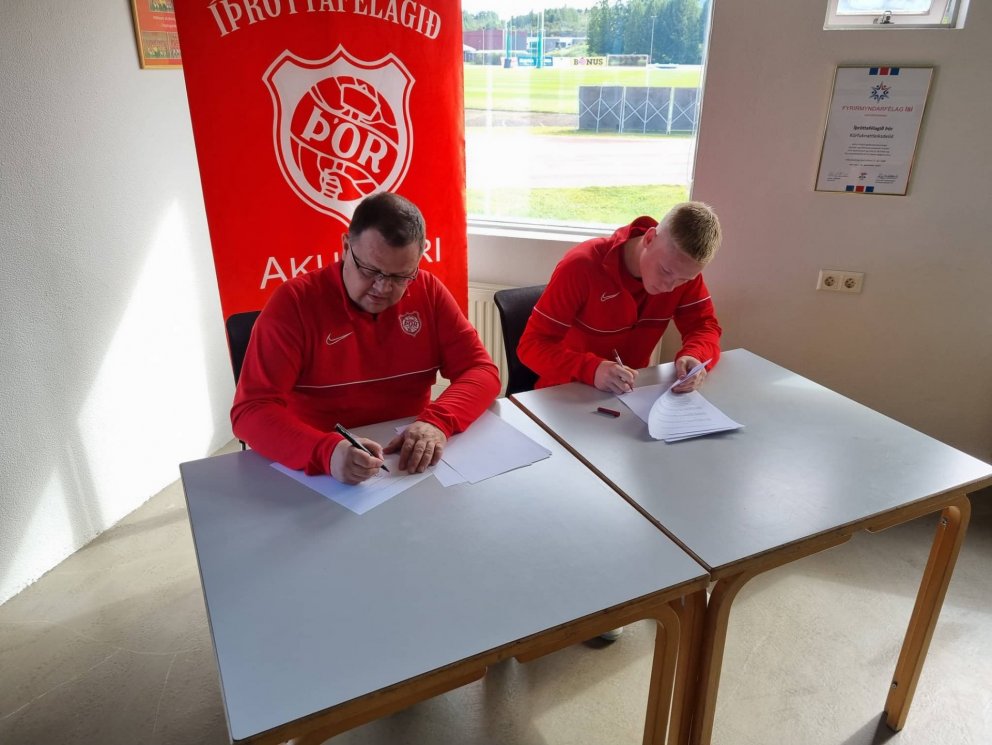 Samningur við Ítalina undirritaður í Hamri í dag.