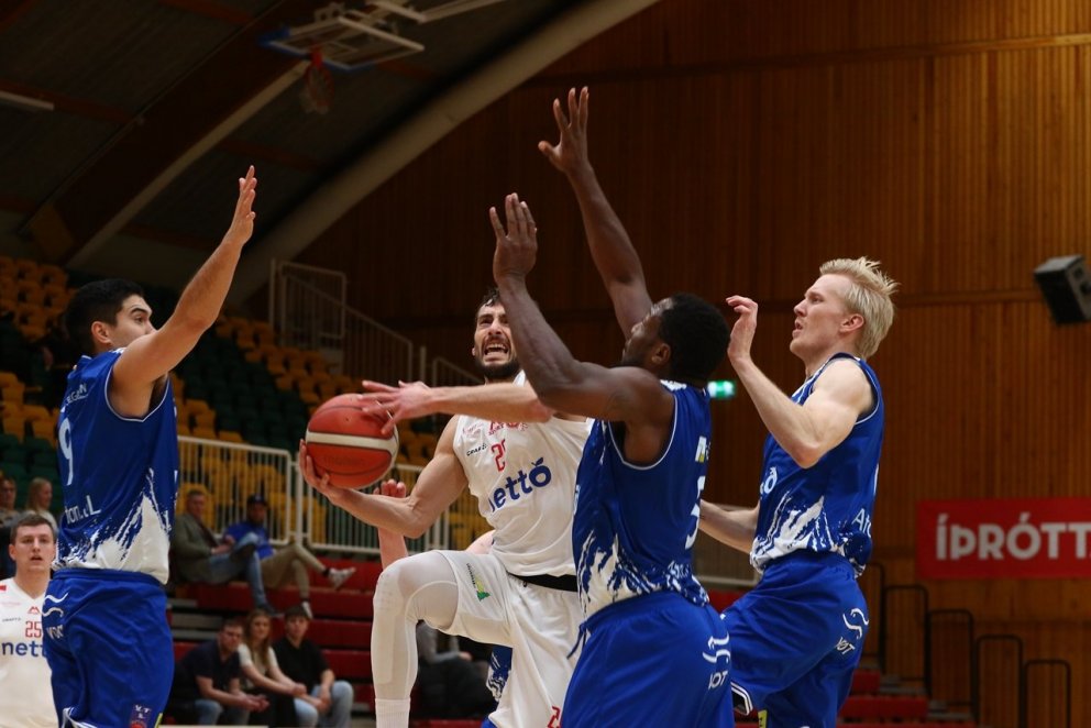 Toppliðið stakk af í síðar hálfleik