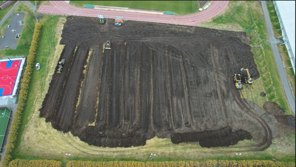 Hér verður kominn nýr gervigrasvöllur næsta sumar.