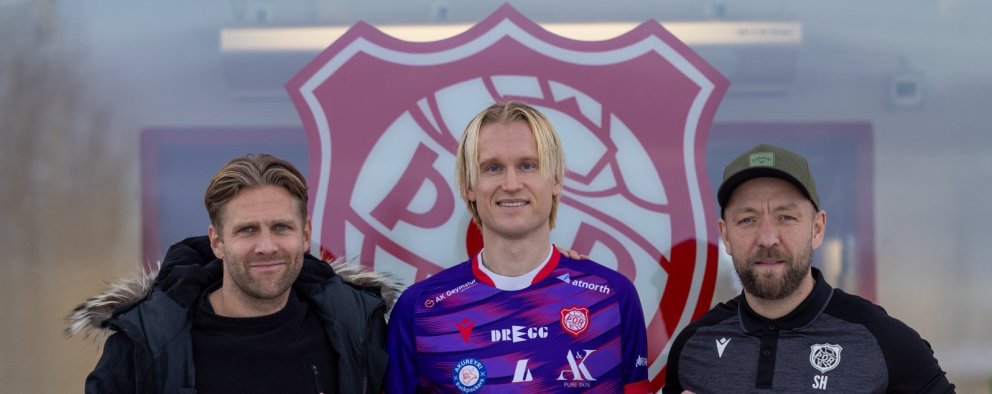 Kominn heim í Hamar heim.
Atli ásamt Sveini Elíasi Jónssyni, formanni knattspyrnudeildar og Sigga H…