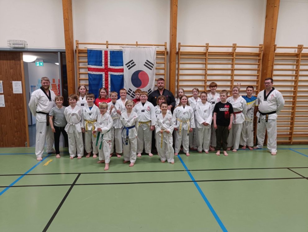 Iðkendur ásamt þjálfurum og prófdómara.