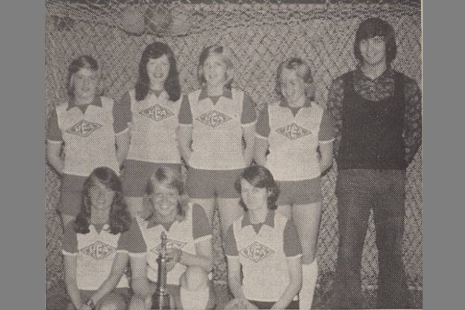Skjáskot úr Íslendingi 19. júní 1975, timarit.is. Bikarmeistarar Þórs í körfubolta 1975. Aftari röð …