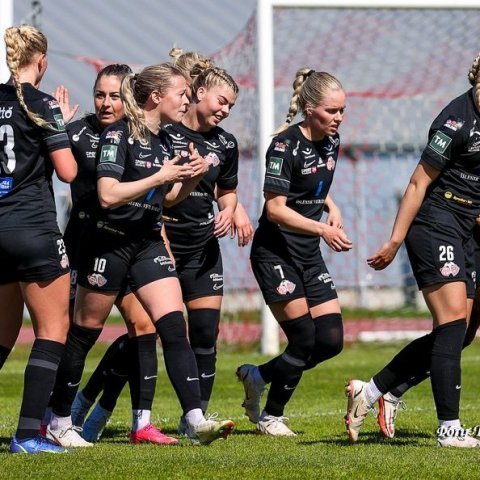 Stelpurnar fagna marki í gær. Mynd: Þórir Tryggva