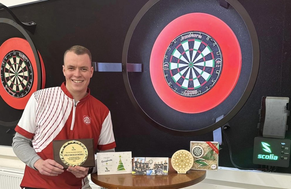 Davíð Örn Oddsson, formaður Píludeildarinnar, með viðurkenninguna frá Scolia. Myndin er fengin úr Fa…