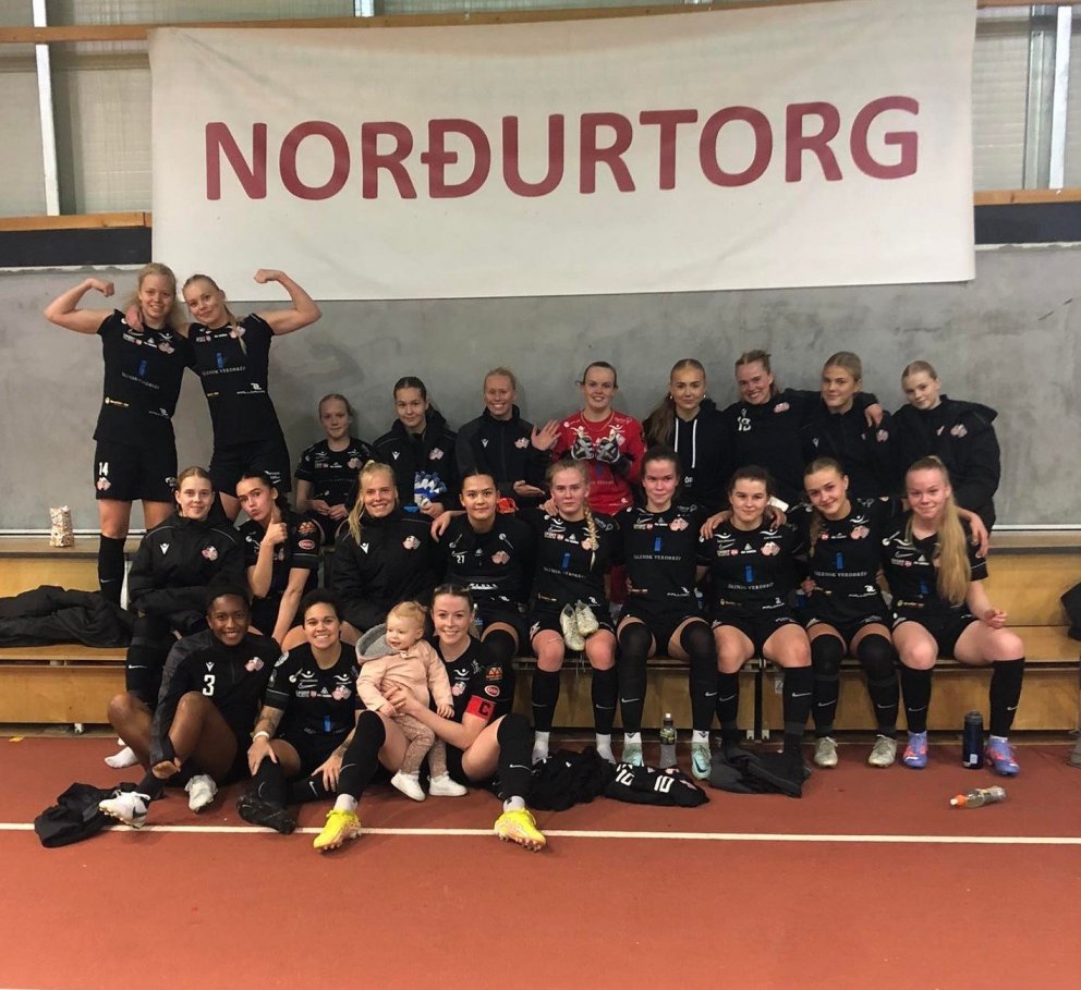 Kampakátar í leikslok í dag.