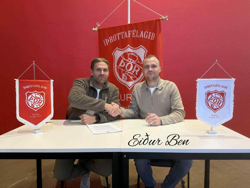 Samningurinn handsalaður.
Sveinn Elías Jónsson, formaður knattspyrnudeildar og Eiður Benedikt Eirík…