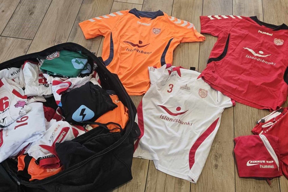 Full taska af notuðum handboltabúningum frá Þór til Kenýa. Myndir: Oddur Jóhann Brynjólfsson.
