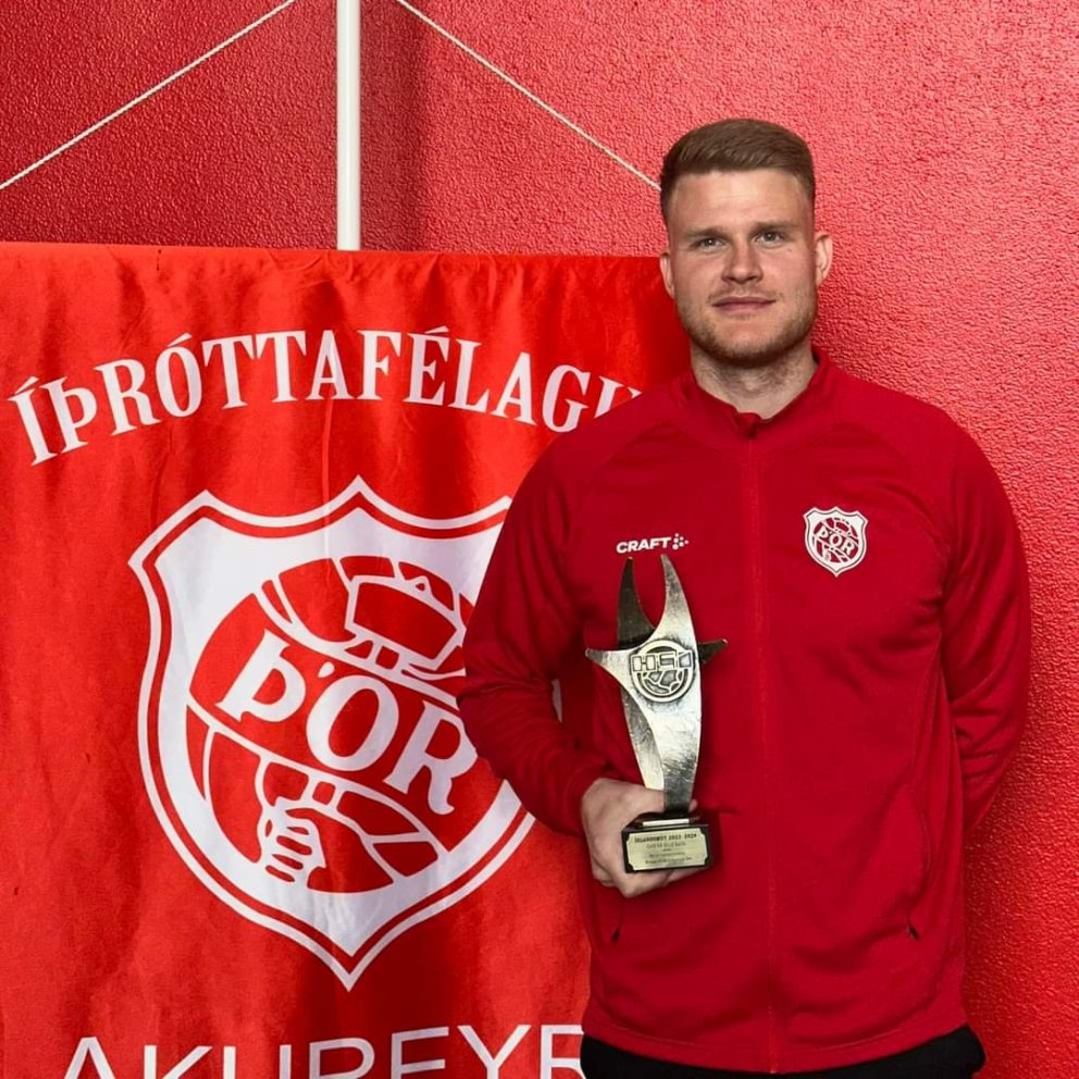 Brynjar Hólm með verðlaunagripinn