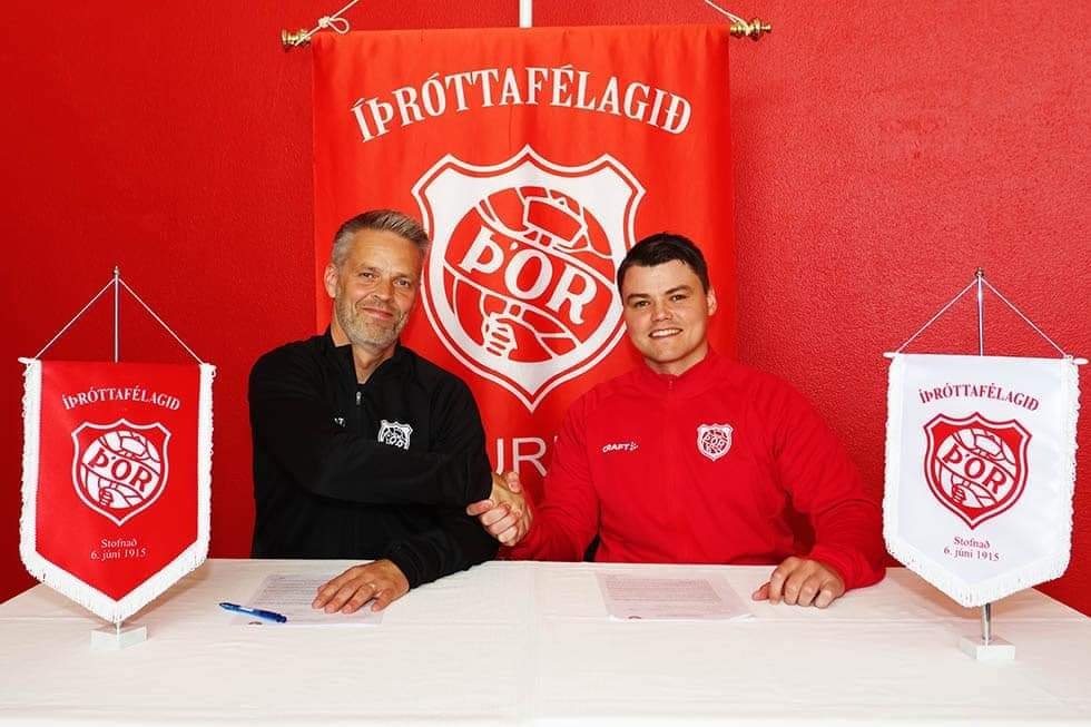 Mynd: Páll Pálsson, formaður handknattleiksdeildar og Arnór Þorri handsala samninginn