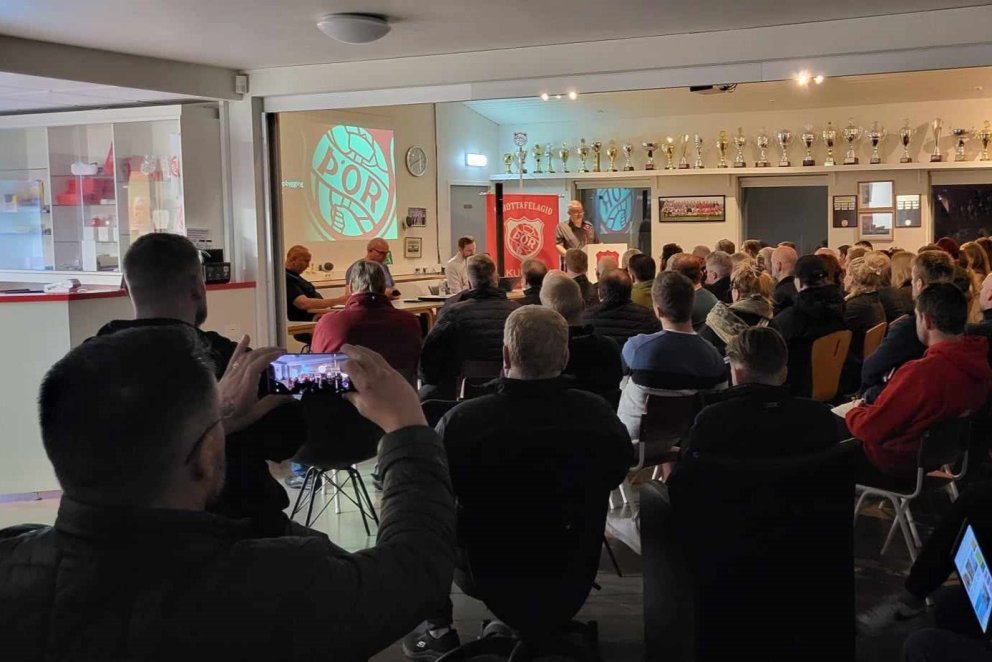 Nói Björnsson, formaður Þórs, í ræðustól á félagsfundinum.