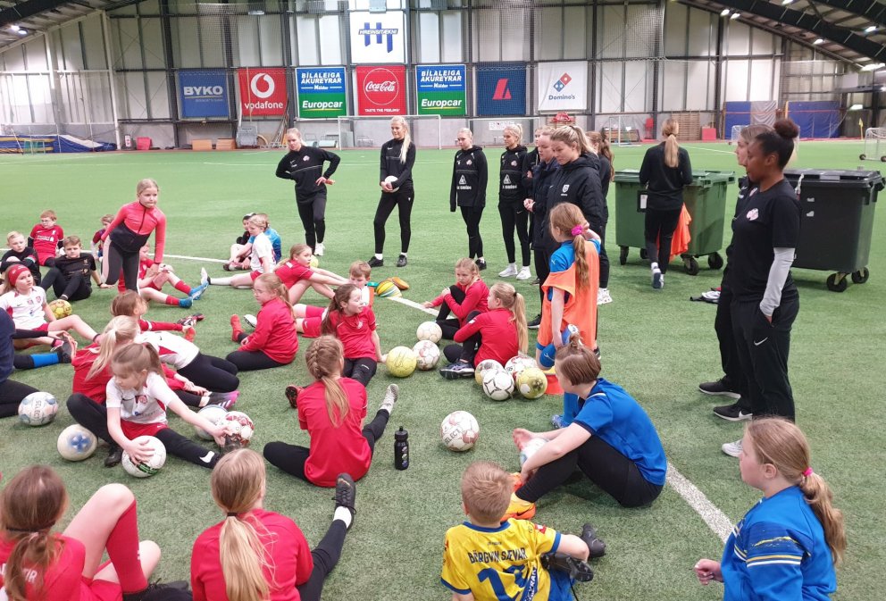 Áhugasamir iðkendur og þjálfarar í páskafótboltaskóla Þórs/KA.