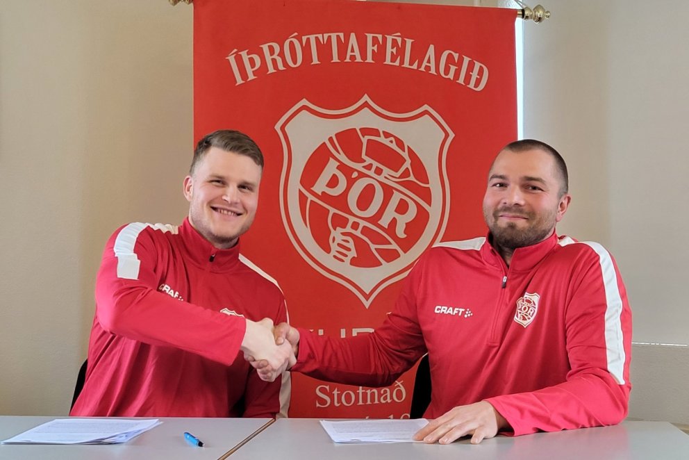 Brynjar Hólm Grétarsson, spilandi aðstoðarþjálfari, og Friðrik Svavarsson handsala endurkomu þess sí…