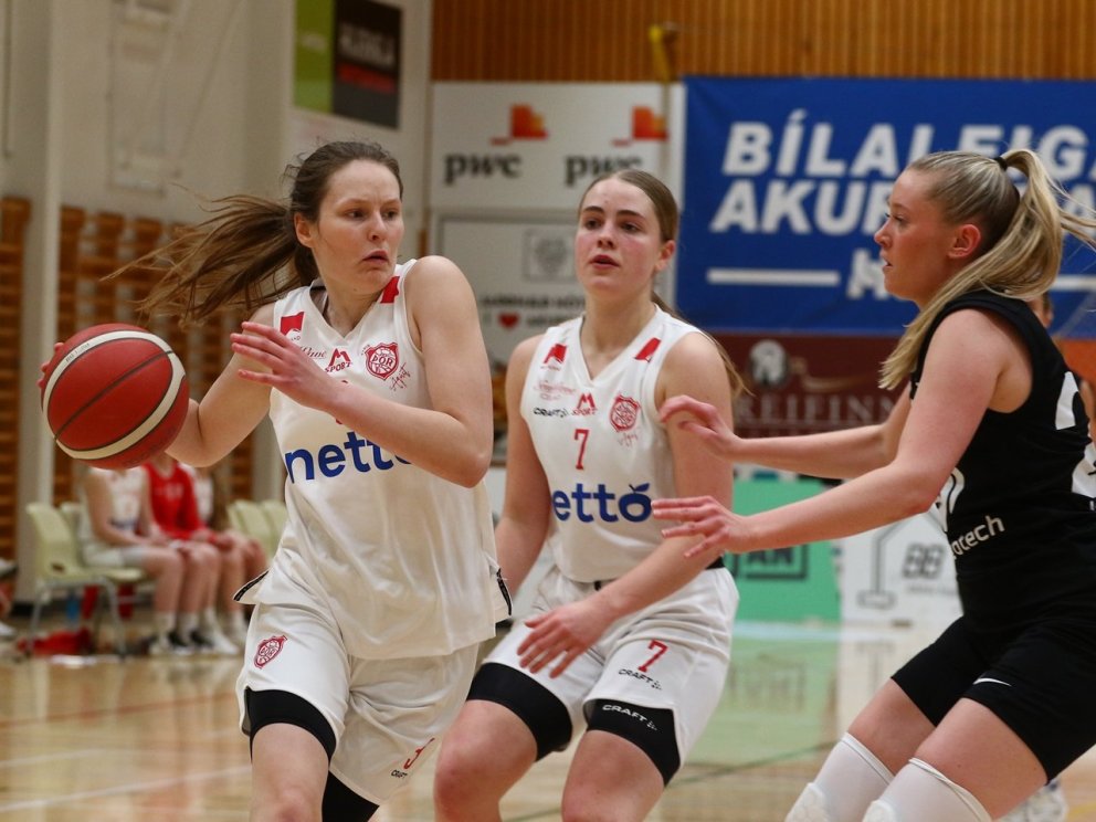 Hrefna Ottósdóttir og Eva Wium í leik með Þór gegn KR.