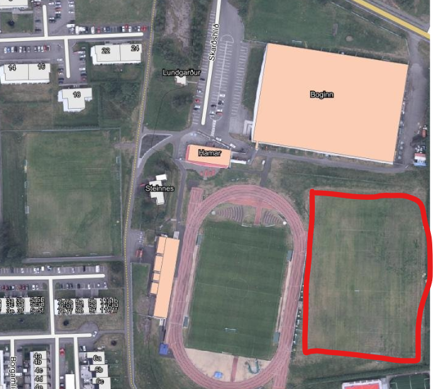 Ásinn er merktur með rauðu á myndinni. Þar mun verða lagt gervigras á næstu mánuðum.