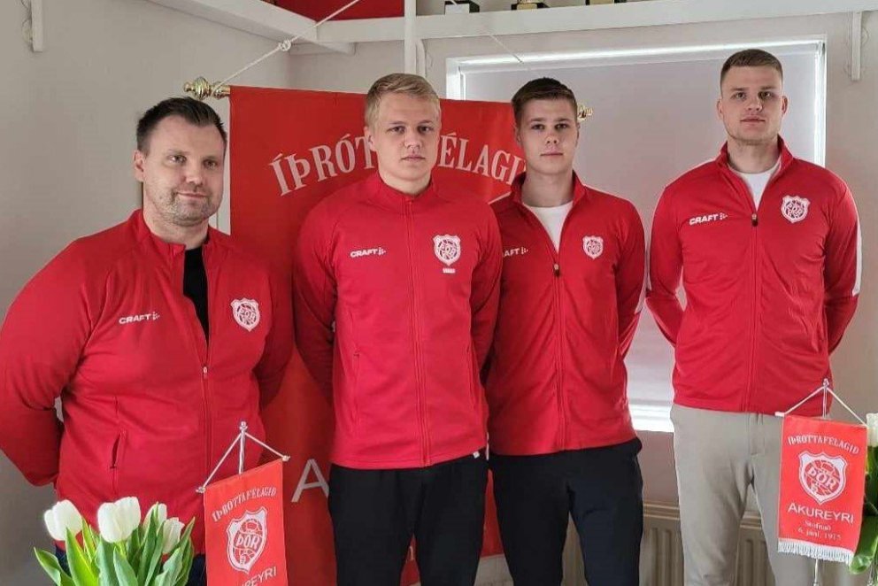 Þjálfararnir Halldór Örn Tryggvason (t.v.) og Brynjar Hólm Grétarsson (t.h.) ásamt tveimur af ungu l…