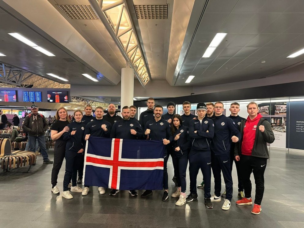 Íslenska landsliðið í hnefaleikum ásamt dómurum á leið á Norðurlandamótið. Myndin er af Facebook-síð…