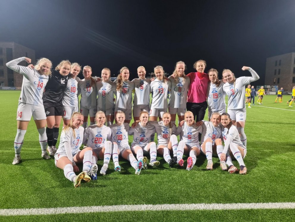 U19 landsliðið að loknum sigrinum á Svíum í dag. Myndin er af Facebook-síðu KSÍ. Ísfold er lengst ti…