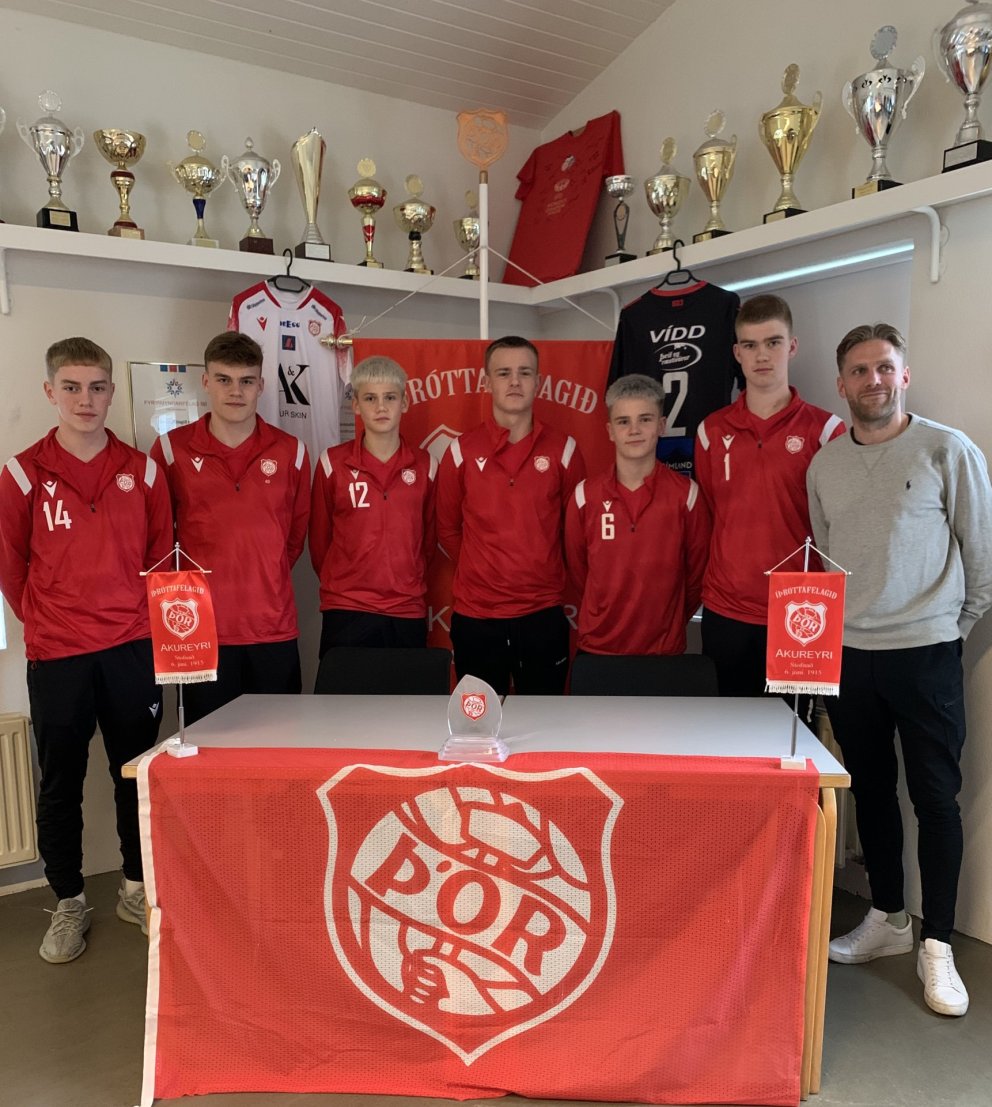 Sexmenningarnir ásamt Sveini Elíasi Jónssyni, formanni knattspyrnudeildar við undirskriftina.