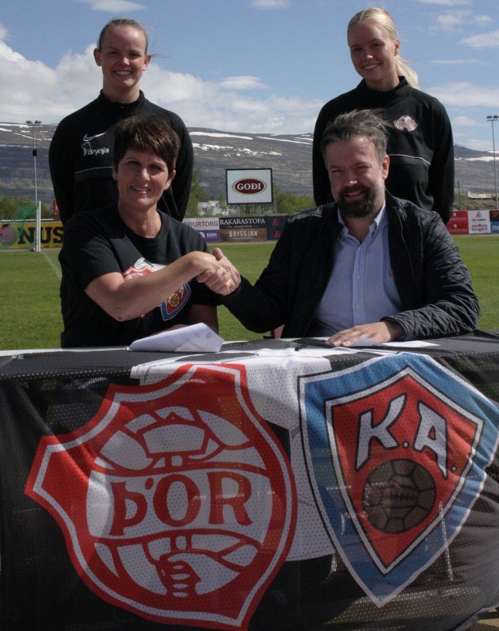 Við undirritun samningsins