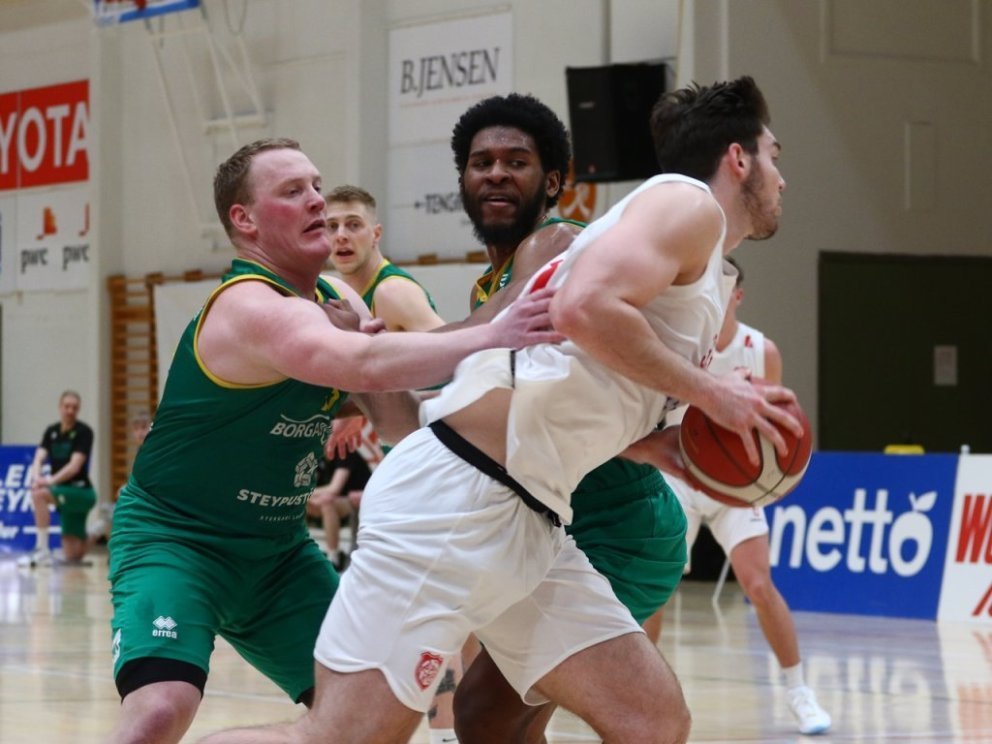 Það verður án efa hart barst undir körfunum í Borgarnesi í kvöld. Mynd: Páll Jóhannesson.