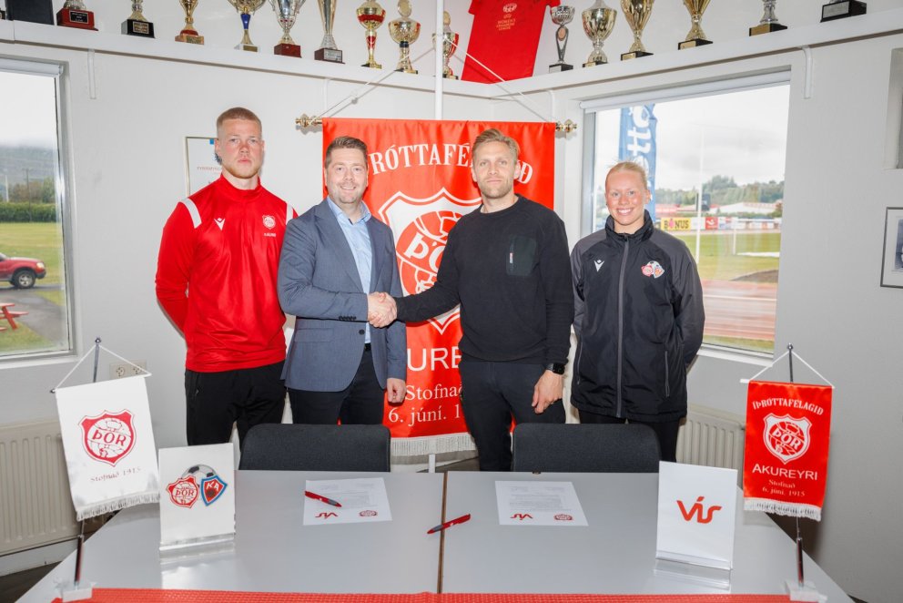 Frá undirritun samningsins. Frá vinstri: Aron Birkir Stefánsson, leikmaður Þórs, Ingvi Hrafn Ingvaso…